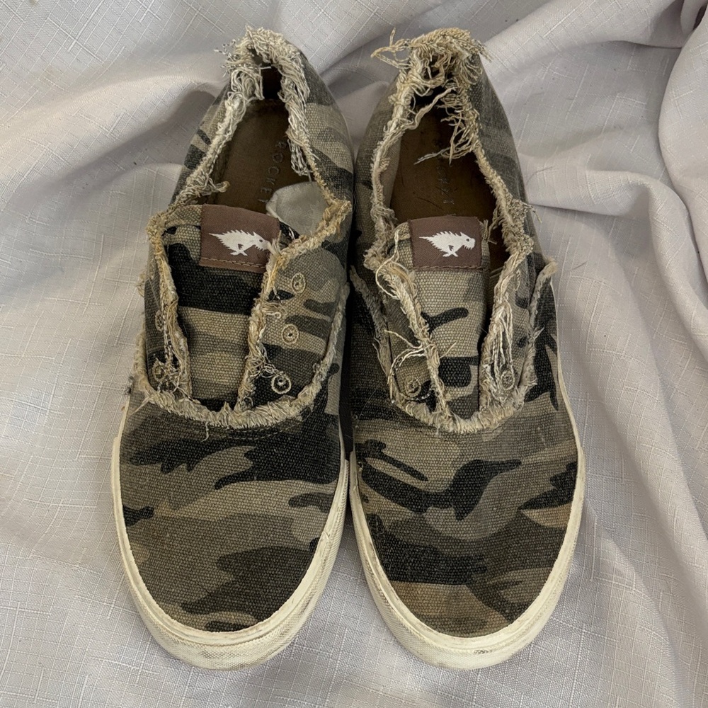 Rocket Dog Women's Camo Slip-On distressed Sneakers - Green